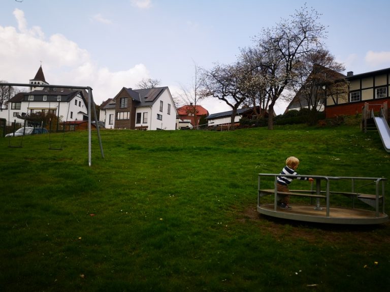 Spielplatz gegenüber Kindergarten